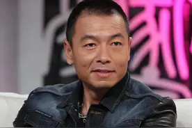 演员王挺：父母离婚，帮爸爸还掉千万巨债后，到40岁才与家人和解图片