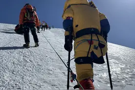 用一条腿“丈量”高山的邯郸小伙，成功登顶6178米青海玉珠峰图片