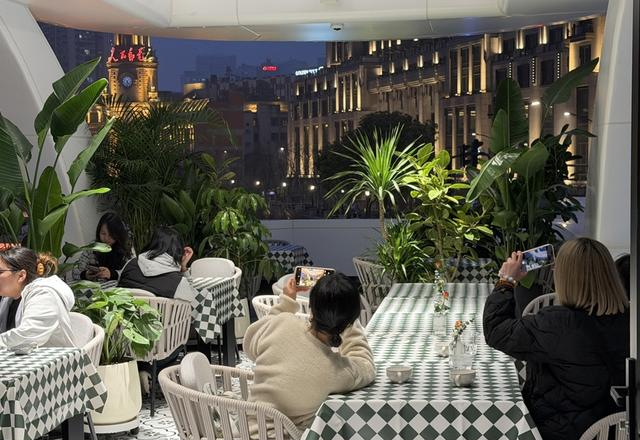 上海不只有LV巨轮，苏州河畔，一艘书香文化大船“起航”