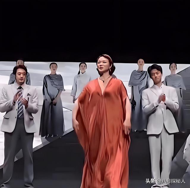 面相变了！逃到国外半年多，58岁金星近照曝光，早年风光已然不再