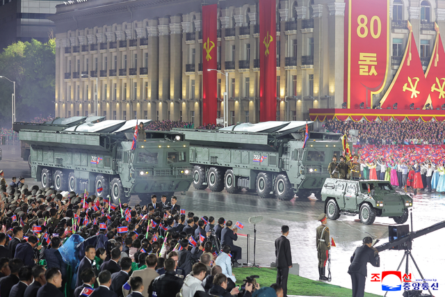 金正恩深夜冒雨大阅兵，当着中国贵宾的面，朝鲜镇国核弹压轴登场