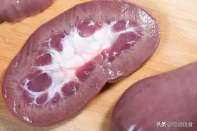 猪腰只用清水洗是大错！等于吃毒素，教您一招，毒素腥臊味全跑光图片