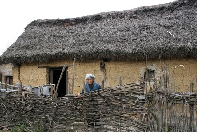 我在酒吧兼职调酒，一个风韵犹存的少妇成了常客，她只点我调的酒