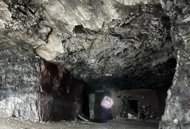 27岁男子秦岭徒步失联，母亲出面不让救，搜救员找到人后愣在原地