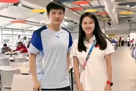 笑喷！网友神评：看一眼樊振东和陈若琳的合影，孩子名字都起好了图片