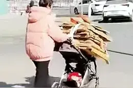 热搜上“用昂贵的婴儿车驮纸壳”，撕开了多少老一辈人的固执观念图片