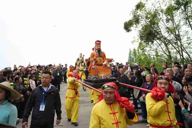 夯爆了！元通古镇清明春台会玩出新潮范儿