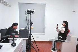 他拍的证件照片，怎么这么好看？宁波一公安局的“拍照叔叔”火了图片