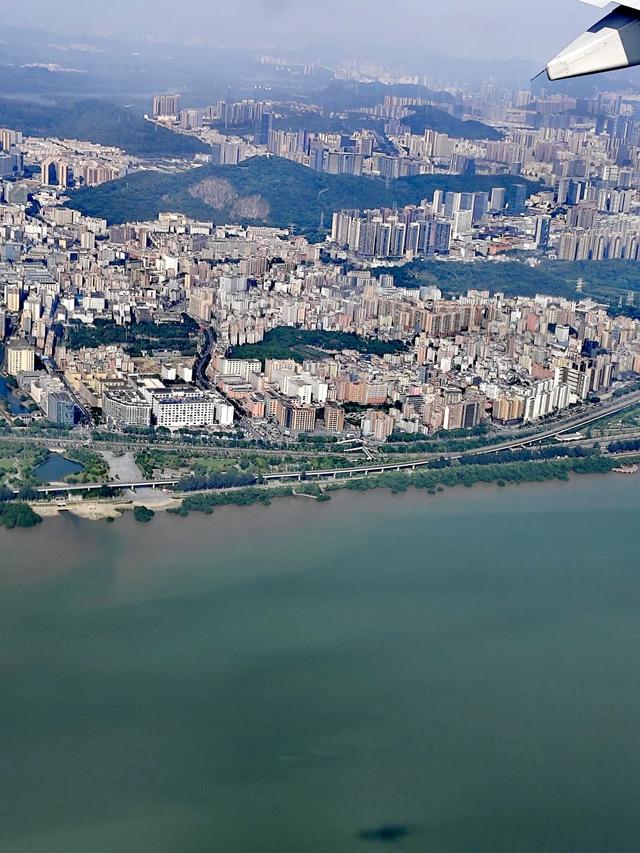 从飞机窗外高空俯瞰深圳和珠海，真的太漂亮了！