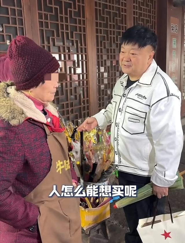 洪剑涛浙江旅游！想试戴帽子要求“付5元”，走好远心里还不舒服