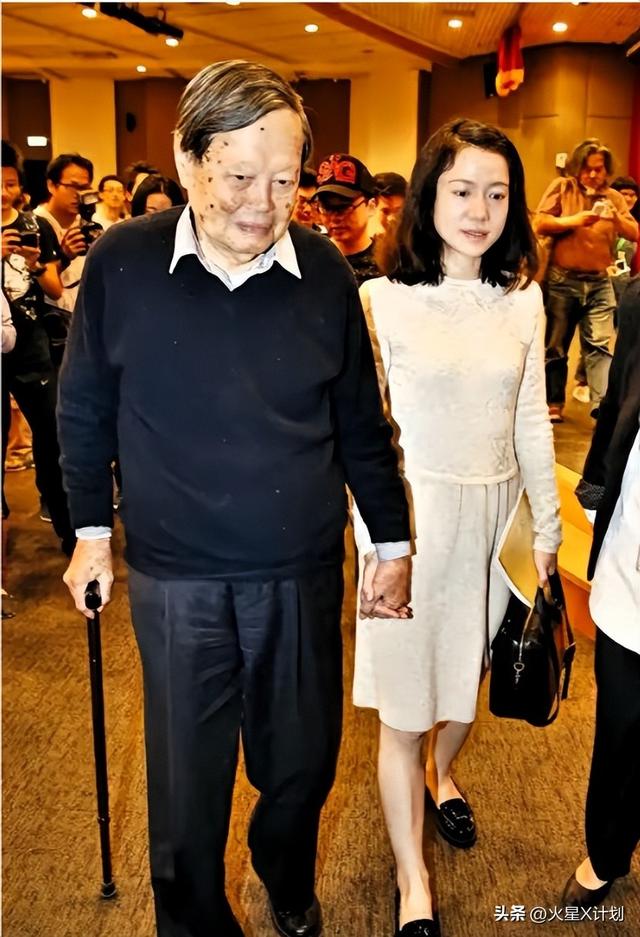 杨振宁告别仪式上，49岁翁帆近照曝光，原来杜致礼亲妹真的没说错