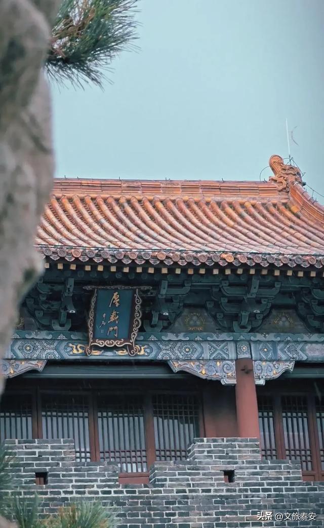 美极啦！下雨天去上班，小泰竟发现岱庙不同以往的一面→
