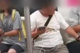 三观碎一地，大爷在地铁上被女子猥亵抚摸私处，网友却有话说。图片