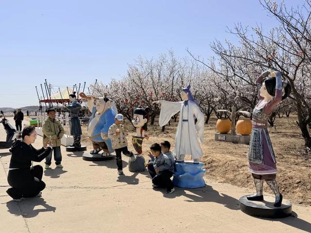 榆阳古塔：万亩杏花迎客来 农旅融合促振兴