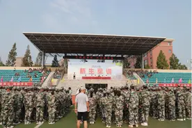 军训促规范 汗水铸刚强——江苏省马陵中学举行2024级高一新生军训闭幕式图片