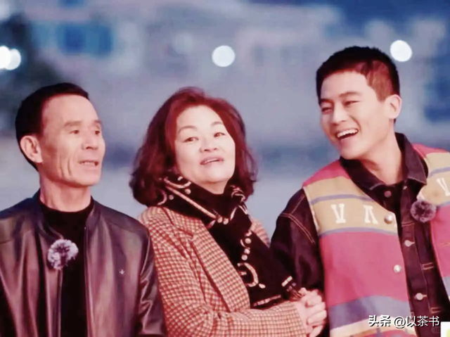 原来她就是欧豪妈妈，长相标致气质优雅，难怪儿子能如此优秀