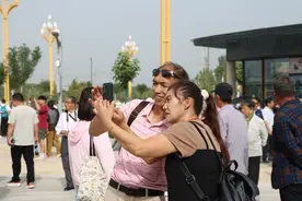 出发！向未来——武威各界群众乘坐高铁话说未来图片