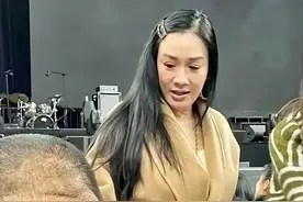 王嘉尔演唱会偶遇钟丽缇，本人并不年轻，能看出年纪，毕竟53岁了图片