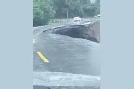 暴雨突袭，通往九寨沟的国道247线有路段发生塌方！游客称“不足400公里的路程开了11个小时，有惊无险”图片