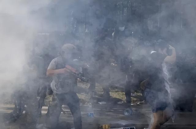 特朗普硬闯芝加哥：借平乱之名党争
