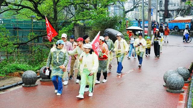 桂林：20000名徒步爱好者漫步美丽的桃花江畔！