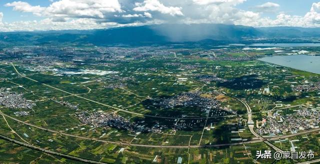 狼蟒山巅架“天梯”，蒙自登山步道催生“徒步热”→