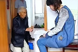 癌症父亲当众下跪，只为让女儿在遗嘱上签字！女儿：我凭什么？图片