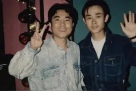 历史老照片！周星驰自行车后面的女子是谁，霍金患病前很帅。图片