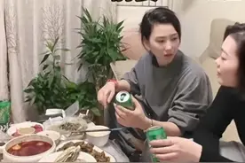 江苏：现任妻子与前妻在家喝酒，旁边男子一脸骄傲，网友直呼高手图片