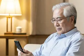 查询公交线路，先要广告闯关？勿让老年网民才过“鸿沟”又掉“陷阱”图片