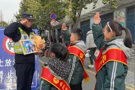 【你好，警察节】一场交警与萌娃的双向奔赴图片