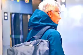 男人上了40岁，包包“求精不求多”，入手这3个就够了，高级百搭图片