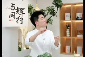 好搞笑！董宇辉直播间教大家挑西瓜，现场切瓜验货却翻车了图片