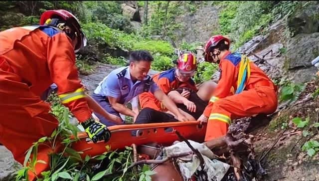 凤凰山51岁男子坠崖，妻子目睹全过程，死亡画面曝光，坐栏杆摔下