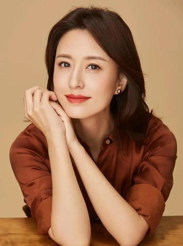 因长相太出众被传私生活混乱，为家庭离开央视的张蕾，如今怎样？