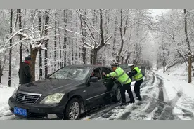 大雪纷飞寒潮至，十堰多部门积极应对保畅通图片