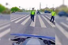 扎心了！因评论“最好不要挡着别人右转了”，我竟被喷到无言以对图片