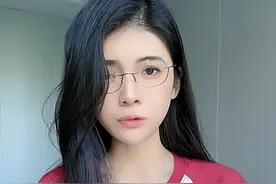 女子自称好看不想排队上热搜，网红店主发声，排六个小时只求合影图片