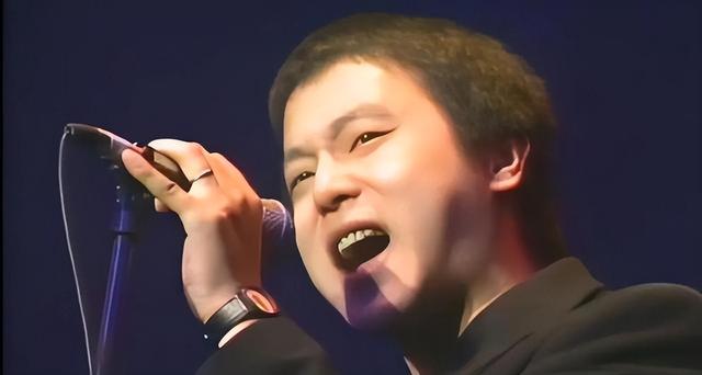 56岁窦唯：隐居阿那亚，头发花白索性剃光头，活成了自己