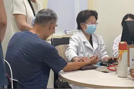 肺功能下降，胸闷、呼吸困难，教授：慢阻肺拖着不治，会逐渐加重图片