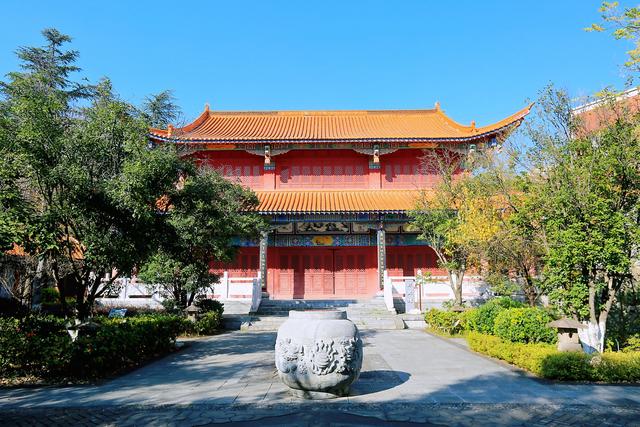 曲靖爨文化博物馆，馆中藏着两块千年碑刻，感受古滇文化的魅力