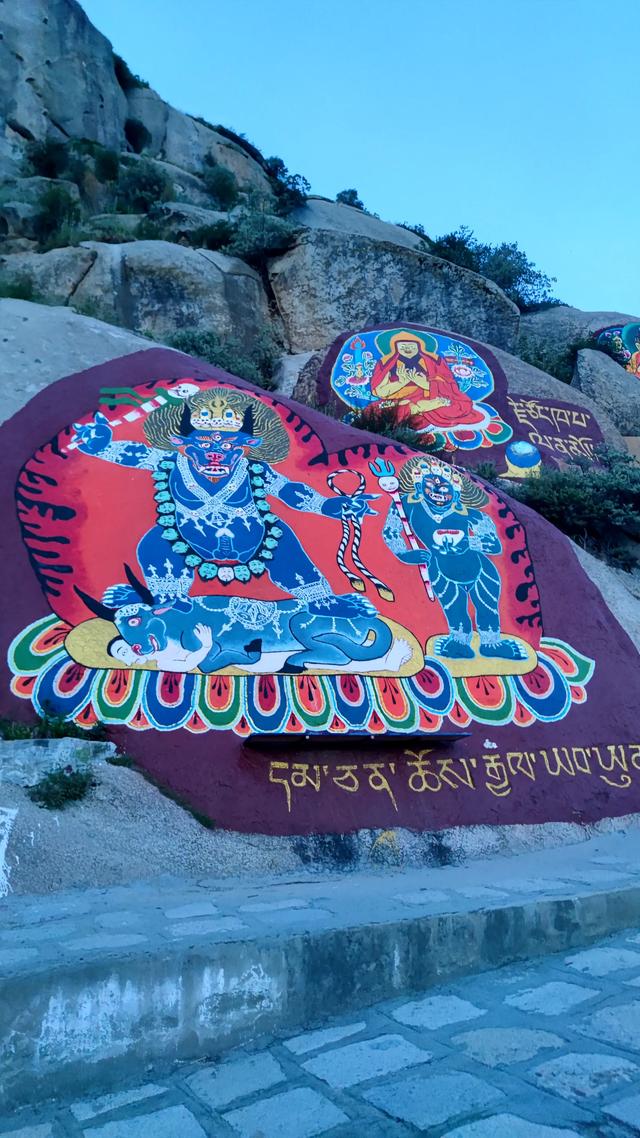 两登拉萨色拉寺后山，上升600米，山顶海拔4200米，经幡飘扬