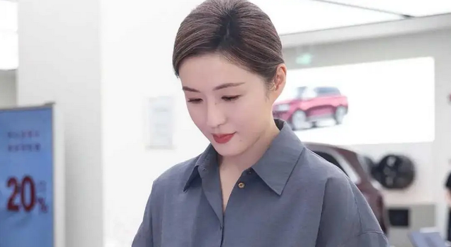 官媒点名秦雯仅1天，令人担心的事接连发生，遭殃的何止冯绍峰