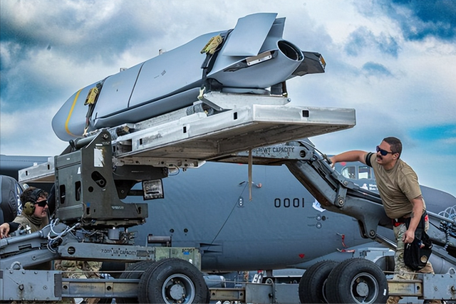 美俄斗法升级！海燕出鞘破局，俄罗斯1.7万核导弹直戳美国本土