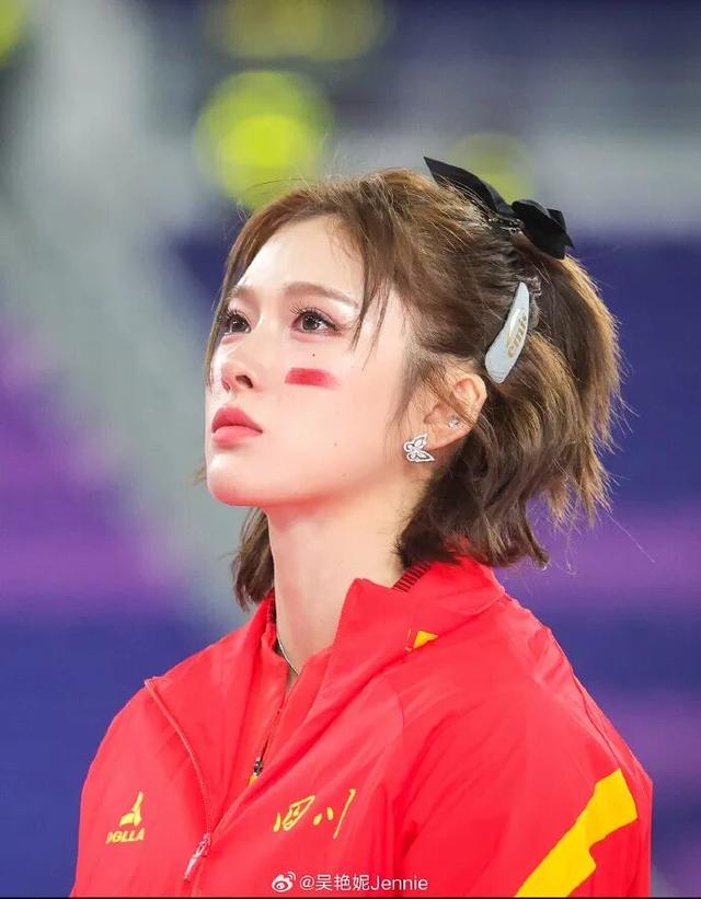 吴艳妮发布9宫格写真引网友嘲讽	，本人回怼：人太闲不是件好事，多专注自己的工作比什么都强