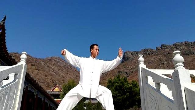 练太极总瞎晃？抓住 “静如山岳动若江河” 核心，慢练出稳劲还