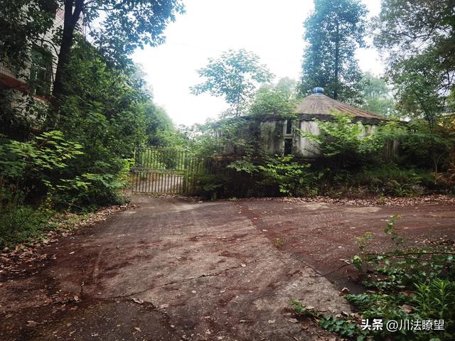 物是人非锈蚀没落的四川岳池县翠湖假日酒店
