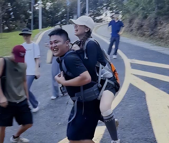 广东一女子登山脚崴，被路人小伙背40分钟下山，网友点赞正能量
