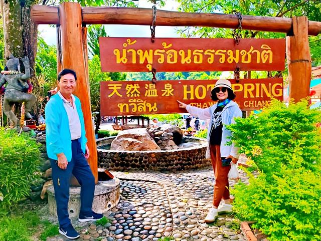 泰国旅游：清莱观瞻温泉白蓝黑三庙行（图）