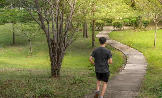 年纪大了，不要过度锻炼？提醒：55岁后，尽量远离这6种锻炼